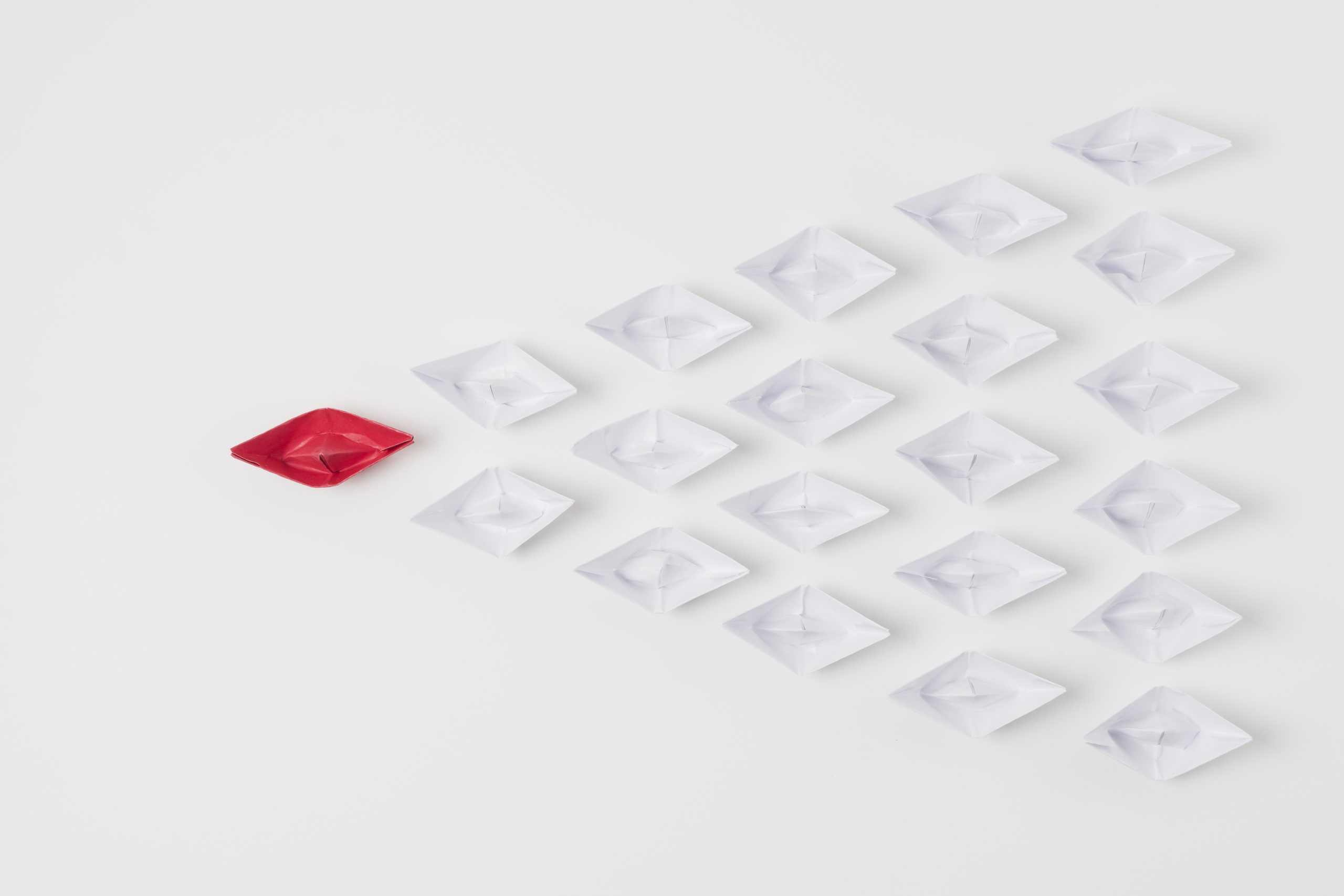 barcos-de-origami-representando-el-concepto-de-liderazgo (1)