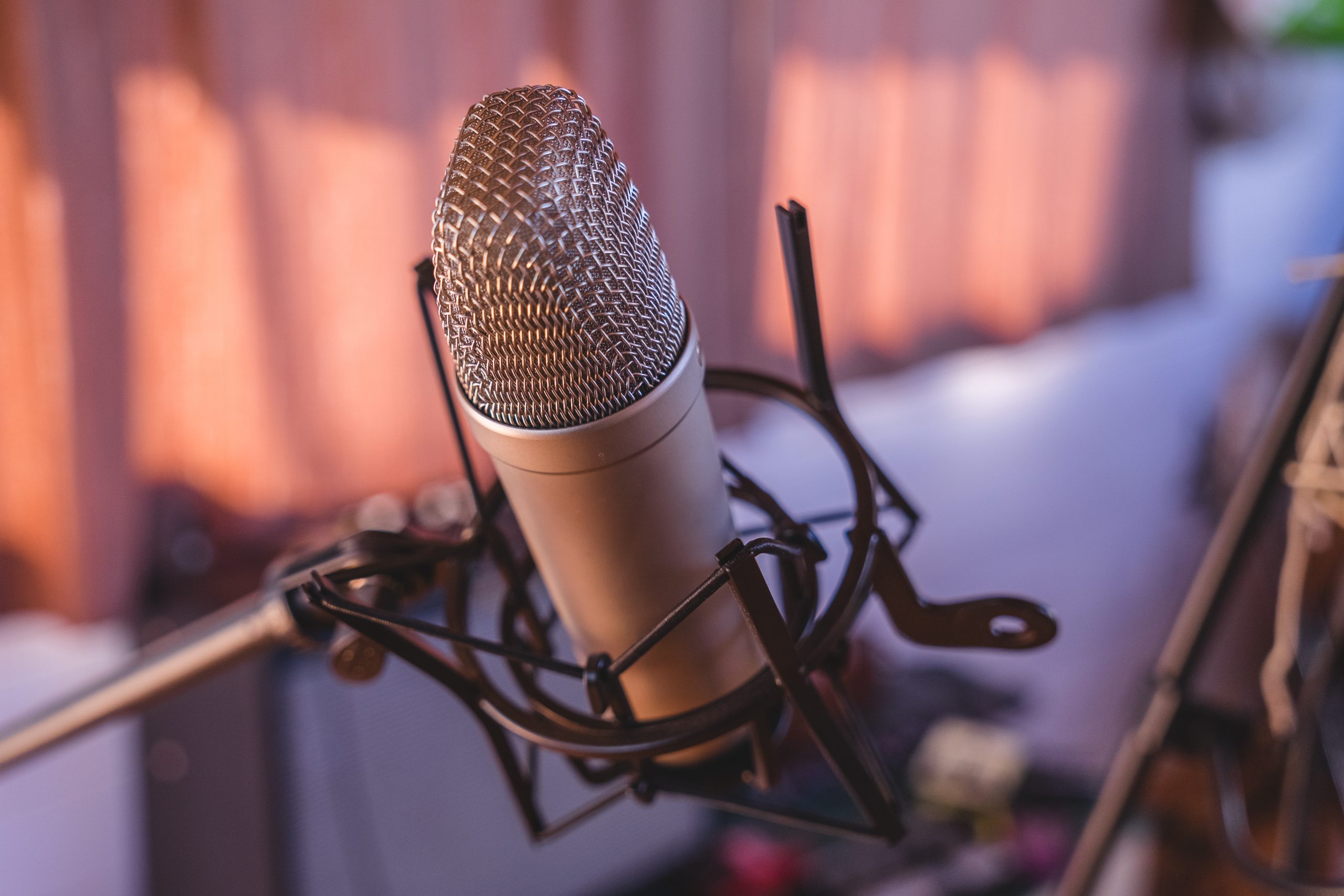 professional condenser microphone on a blurred recording studio microfono de condensador